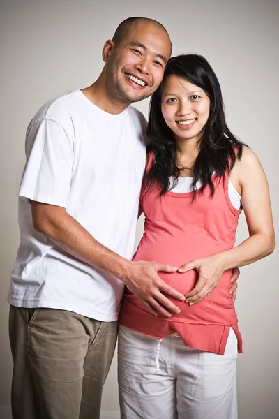 Incinta asiatico coppia — Foto Stock