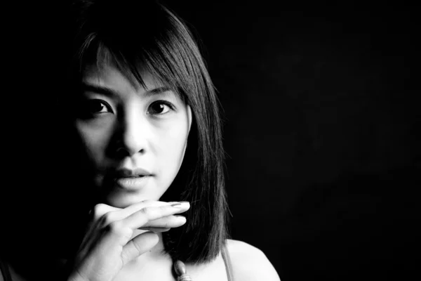 Όμορφη γυναίκα της Ασίας σε μαύρο και άσπρο — Φωτογραφία Αρχείου