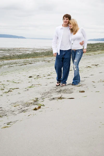 Casal caucasiano apaixonado na praia — Fotografia de Stock