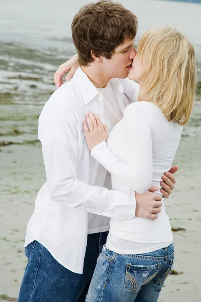 白种人情侣接吻 — 图库照片