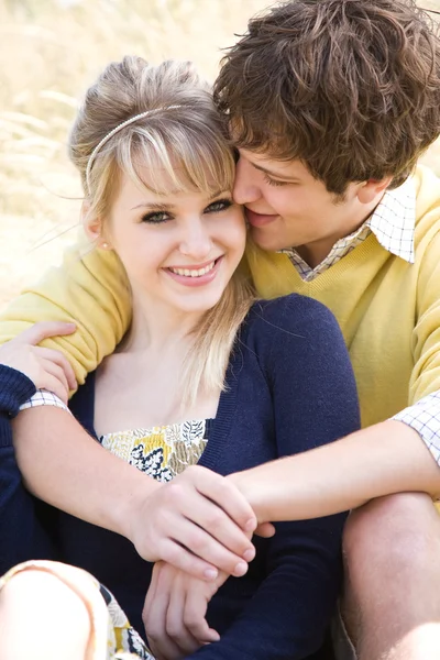 Mladý bělošský pár v lásce — Stock fotografie