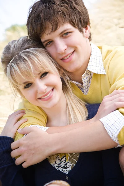 Jovem casal caucasiano apaixonado — Fotografia de Stock