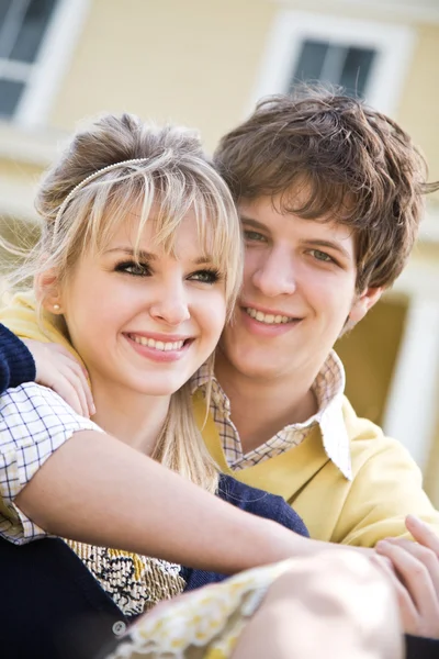Jonge Kaukasische paar verliefd — Stockfoto