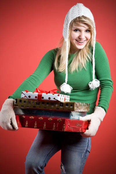 Caucásico chica llevando regalos —  Fotos de Stock