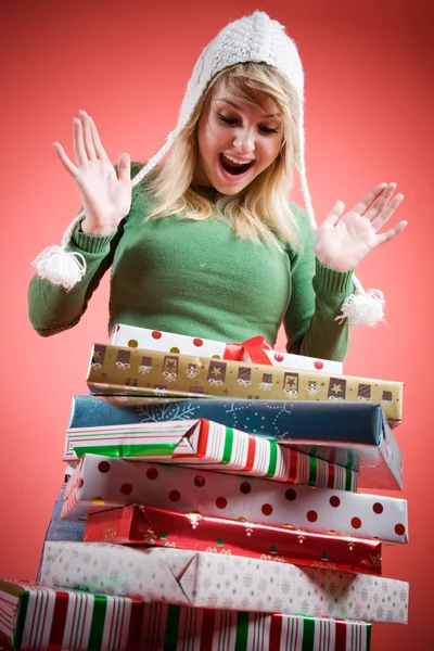 Kaukasiska flicka får julklappar — Stockfoto