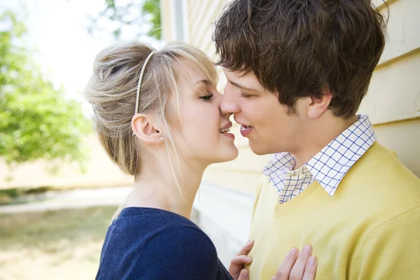 Giovane coppia caucasica baciare — Foto Stock