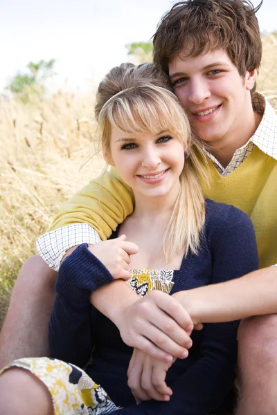 Jonge Kaukasische paar verliefd — Stockfoto