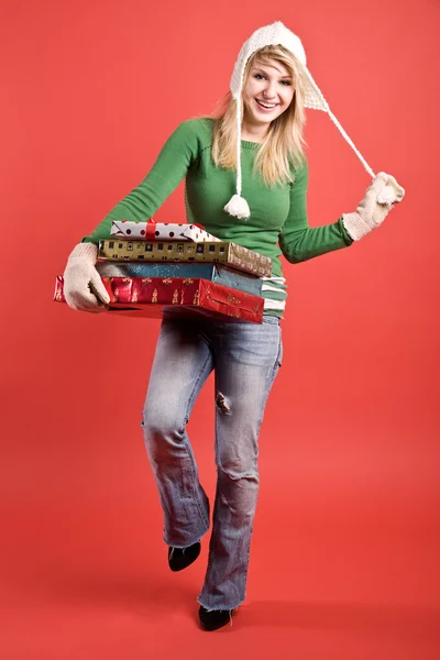 Menina caucasiana carregando presentes em férias — Fotografia de Stock