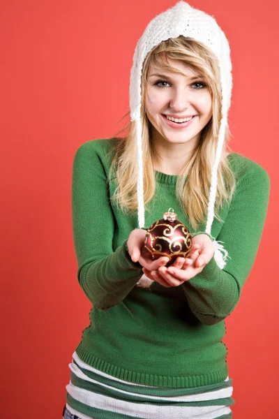 Καυκάσιος κορίτσι με το Χριστουγεννιάτικο στολίδι — Φωτογραφία Αρχείου