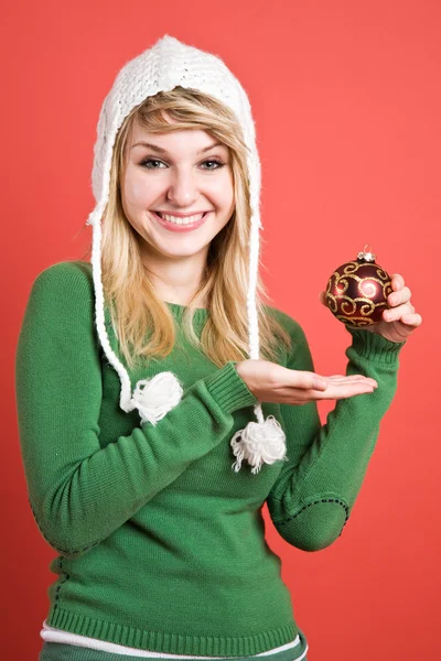 Καυκάσιος κορίτσι με το Χριστουγεννιάτικο στολίδι — Φωτογραφία Αρχείου