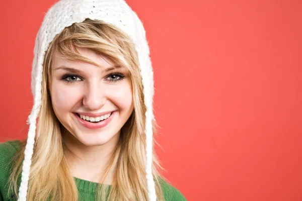 Vacker kaukasiska flicka på vintern — Stockfoto