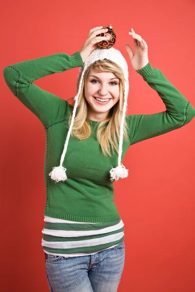Kaukasiska flicka med jul prydnad — Stockfoto