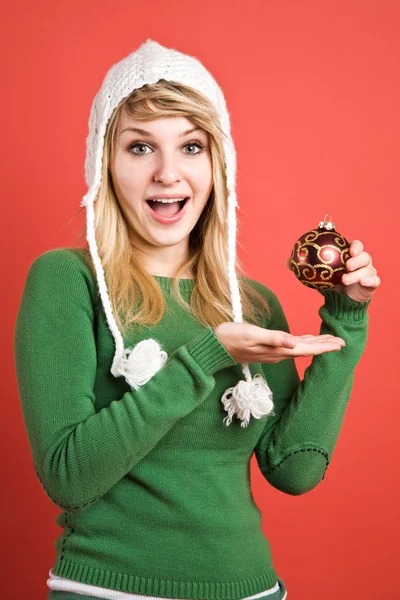 Chica caucásica con adorno de Navidad — Foto de Stock