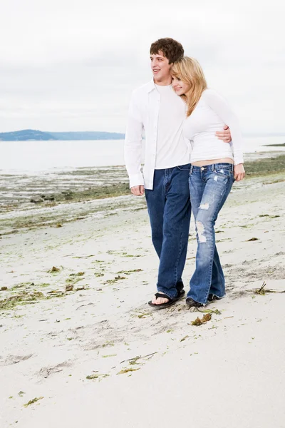 在海滩上的白种人夫妇 — 图库照片