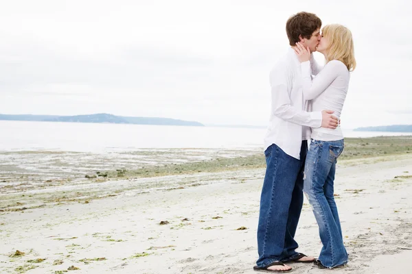 Beijando casal caucasiano apaixonado — Fotografia de Stock