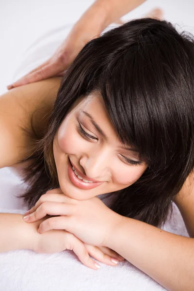 Красивый азиатский женский спа массаж — стоковое фото
