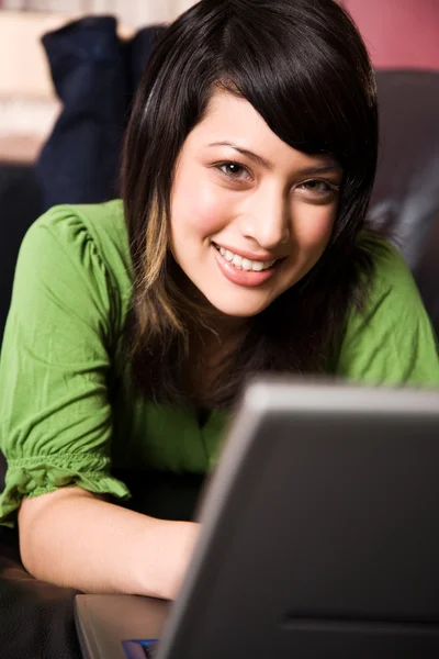 Avkopplande asiatisk tjej med laptop — Stockfoto