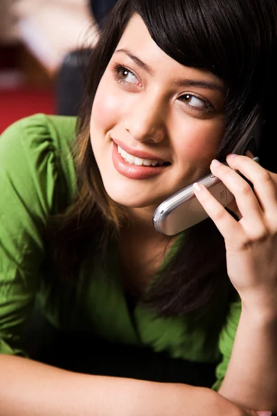 Aziatisch meisje op de telefoon — Stockfoto