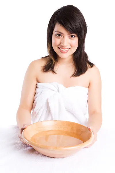 Güzel Asyalı kız yıkama yüzünü — Stok fotoğraf