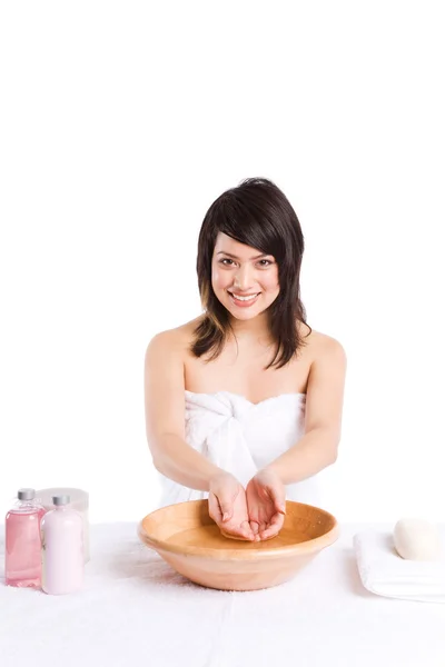 Krásná Asiatka mytí obličeje — Stock fotografie