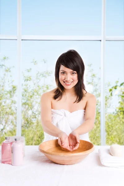 Vacker asiatisk tjej Tvätta ansikte — Stockfoto