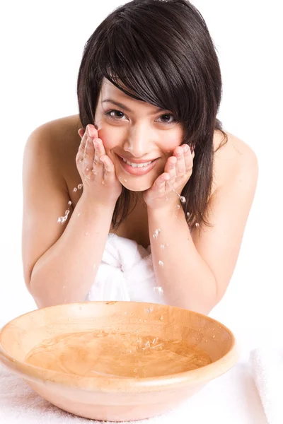 Krásná Asiatka mytí obličeje — Stock fotografie