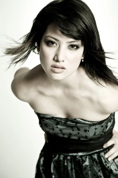 Menina asiática bonita em preto e branco — Fotografia de Stock