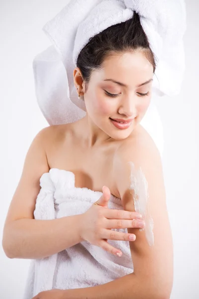 Vackra asiatiska spa kvinna och lotion — Stockfoto