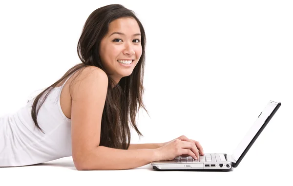 Aziatische vrouw laptop — Stockfoto