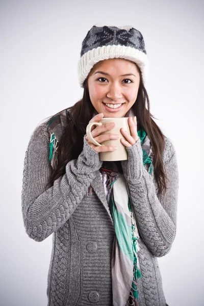 Krásná asijská žena pití kávy — Stock fotografie