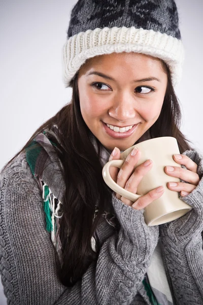 Schöne asiatische Frau Kaffee trinken — Stockfoto