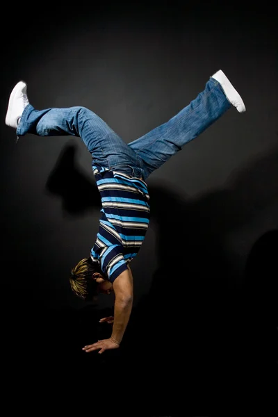 Homem hispânico dançando — Fotografia de Stock