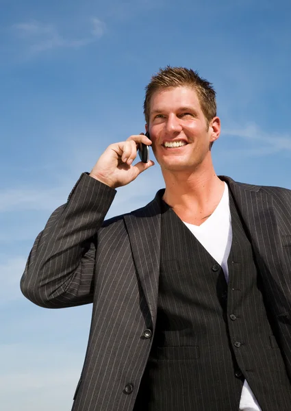 Homem de negócios caucasiano ao telefone — Fotografia de Stock