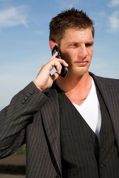 Uomo d'affari caucasico al telefono — Foto Stock