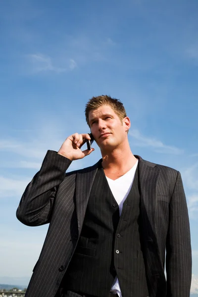 Homem de negócios caucasiano ao telefone — Fotografia de Stock