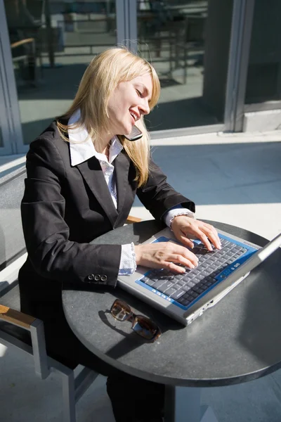 Mulher de negócios caucasiana trabalhando ao telefone — Fotografia de Stock