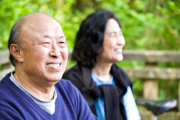 Счастливая старшая азиатская пара — стоковое фото