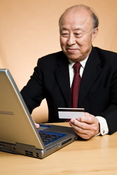 Senior asiático hombre de negocios compras en línea — Foto de Stock