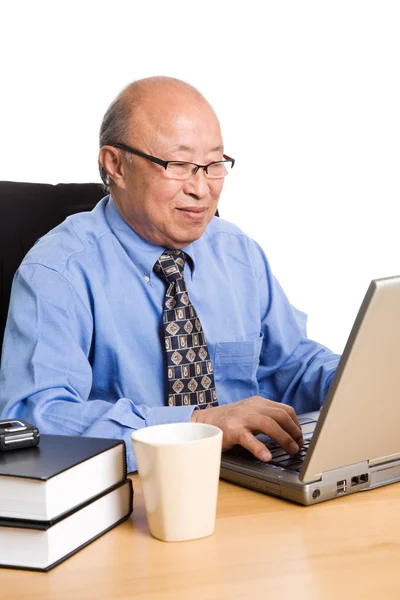Arbetande äldre asiatiska affärsman — Stockfoto