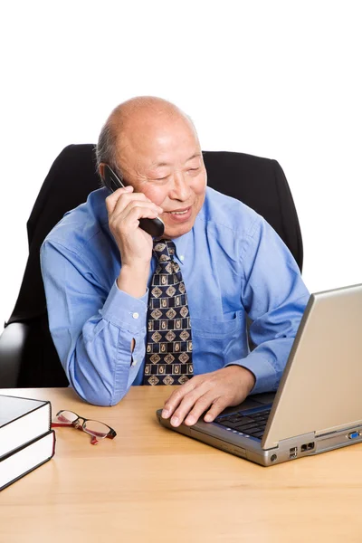 Lavorare senior asiatico businessman — Foto Stock