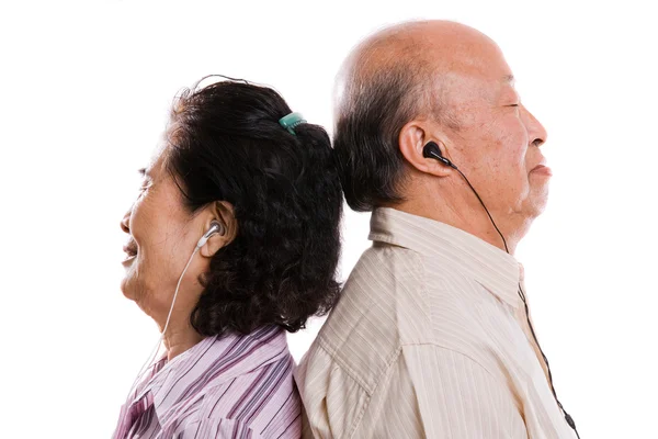 Старшая азиатская пара слушает музыку — стоковое фото