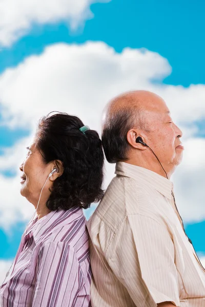 Senior asiatisches Paar hört Musik — Stockfoto