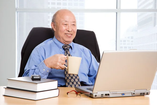 Старший азиатский бизнесмен — стоковое фото