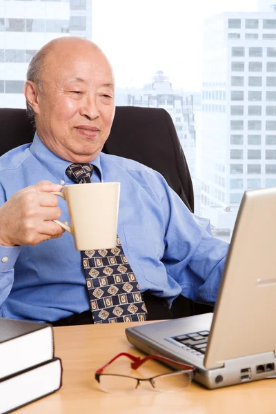Trabajando senior asiático hombre de negocios — Foto de Stock