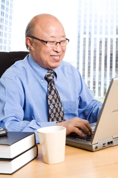 Рабочий старший азиатский бизнесмен — стоковое фото