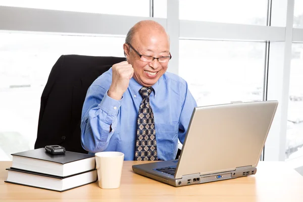 Úspěch starší asijské podnikatel — Stock fotografie