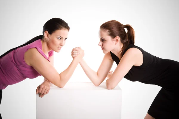 Two businesswomen arm wrestling — Stock Photo, Image