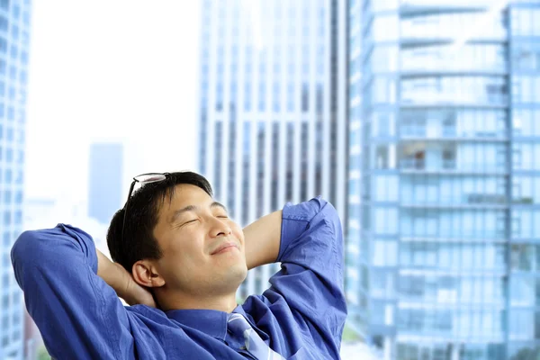 アジア系のビジネスマンの休憩 — ストック写真
