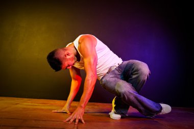 Hispanik erkek hip-hop dans