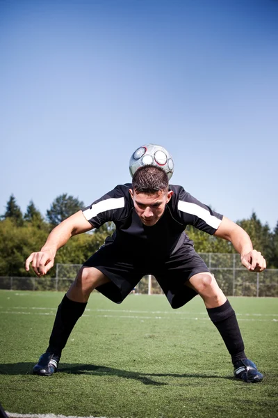 ヒスパニックのサッカーまたはフットボール プレーヤーはボールを蹴る — ストック写真